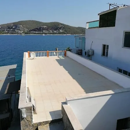 Denize Sifir,manzarali,iki Katli Mustakil Ev. Guvercinlik (Bodrum)